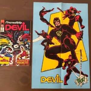 Devil n. 100 ed. Corno con adesivi e manifesto
